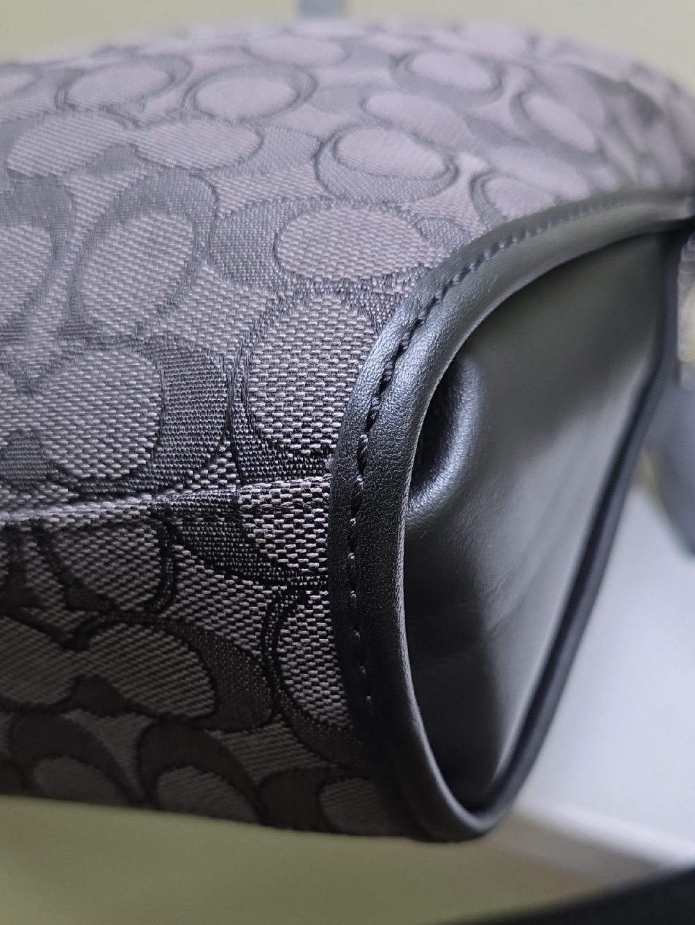 COACH 25697 Signature Black Smoke Dufflette Shoulder Bag Crossbody Like New - Picture 9 of 16